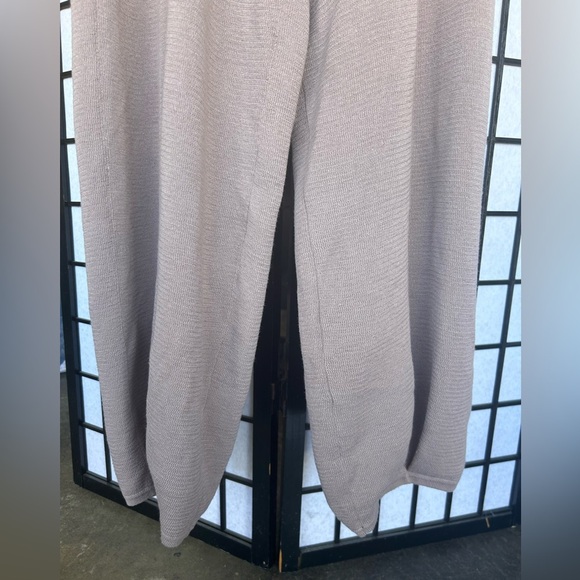 FREE PEOPLE Freya Sweater Set in Cashmere Combo
Color: Cashmere combo (SOLD OUT - Picture 5 of 11